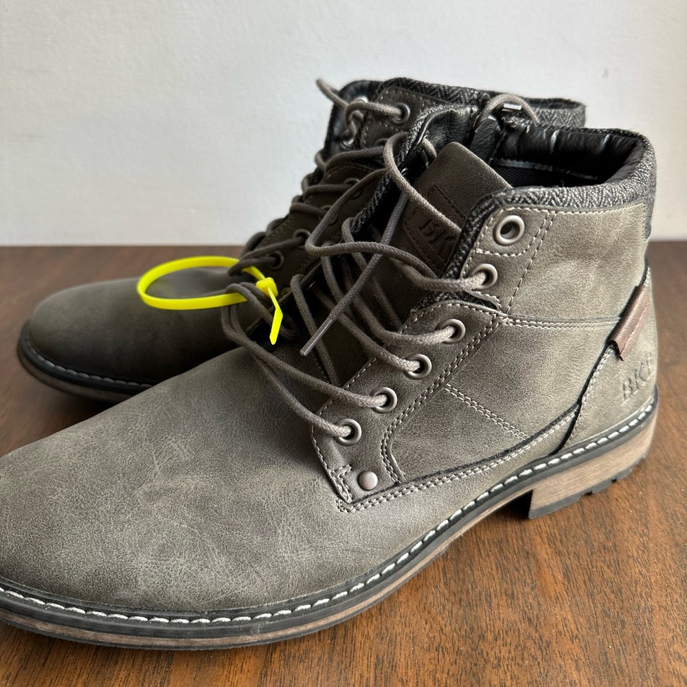 Online price $74.95 
Side zip detail 
Cushioned footbed 
Size: 10 
$20